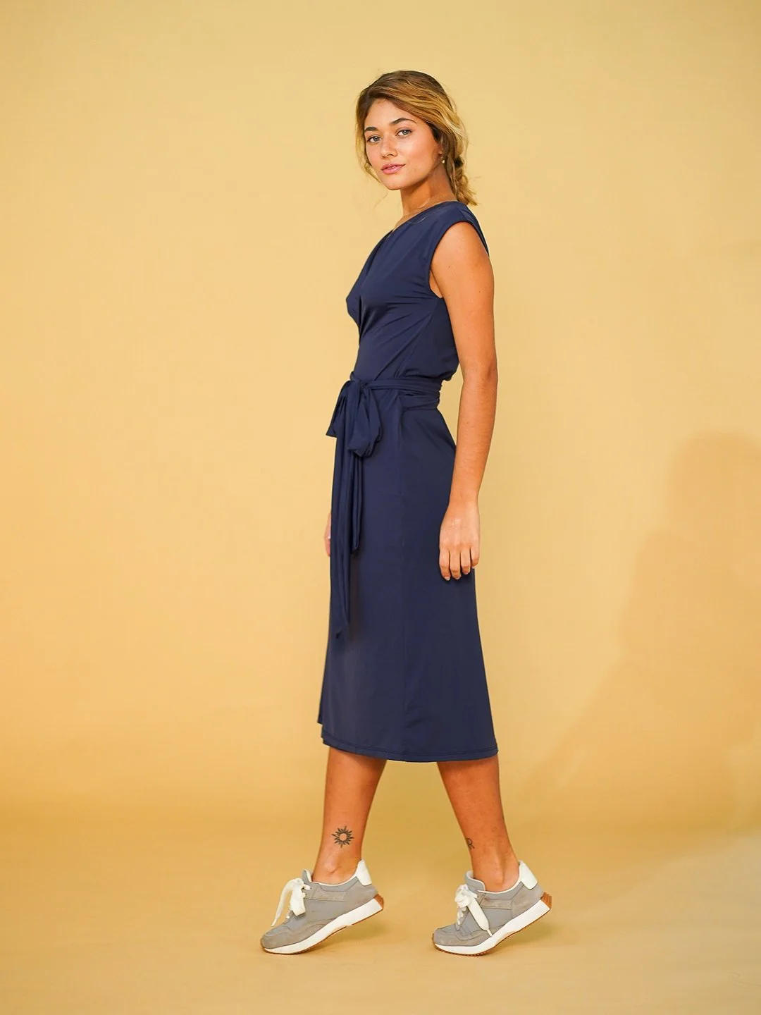 Vestido com fenda transpassado azul marinho