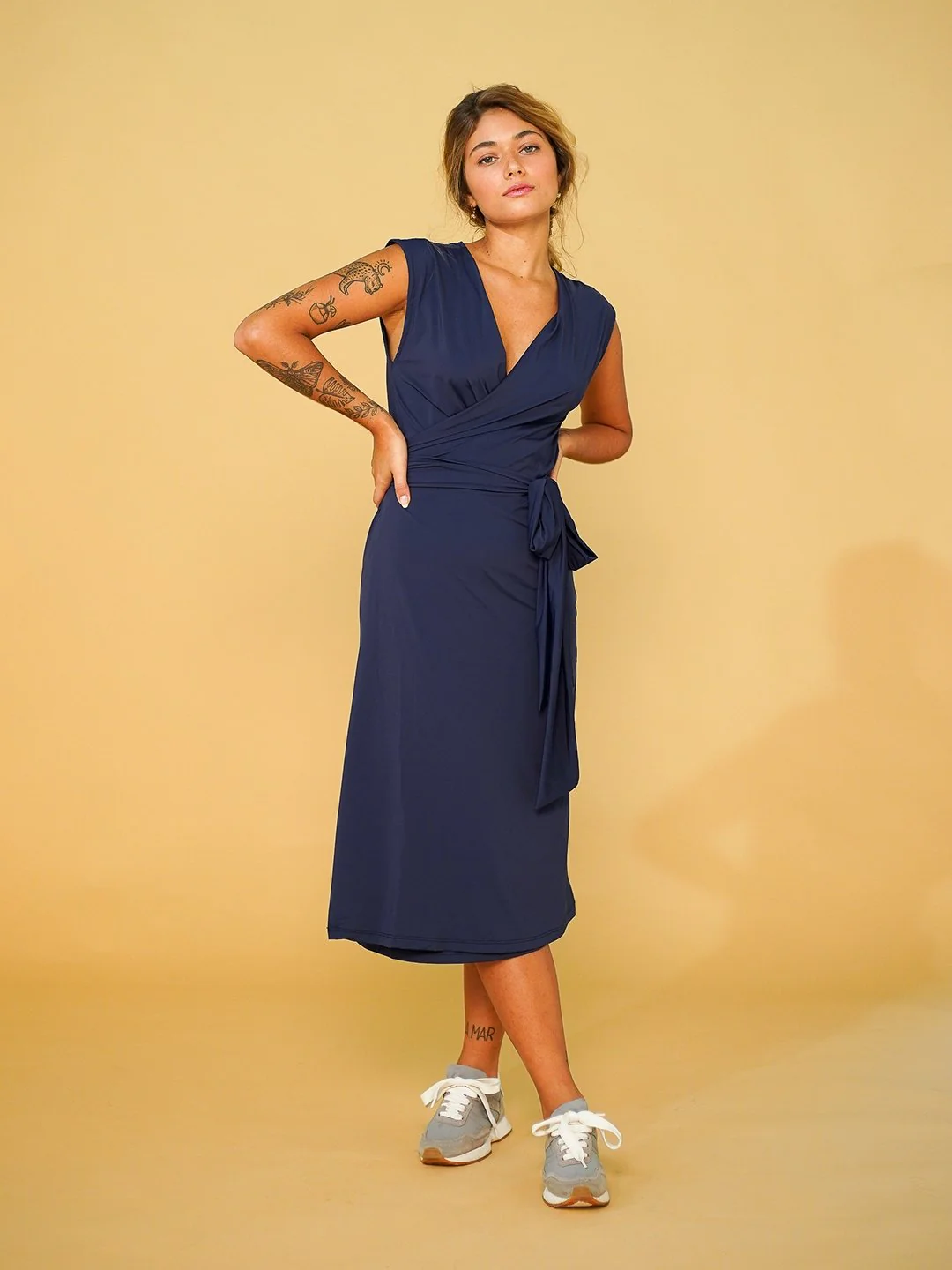 Vestido com fenda transpassado azul marinho